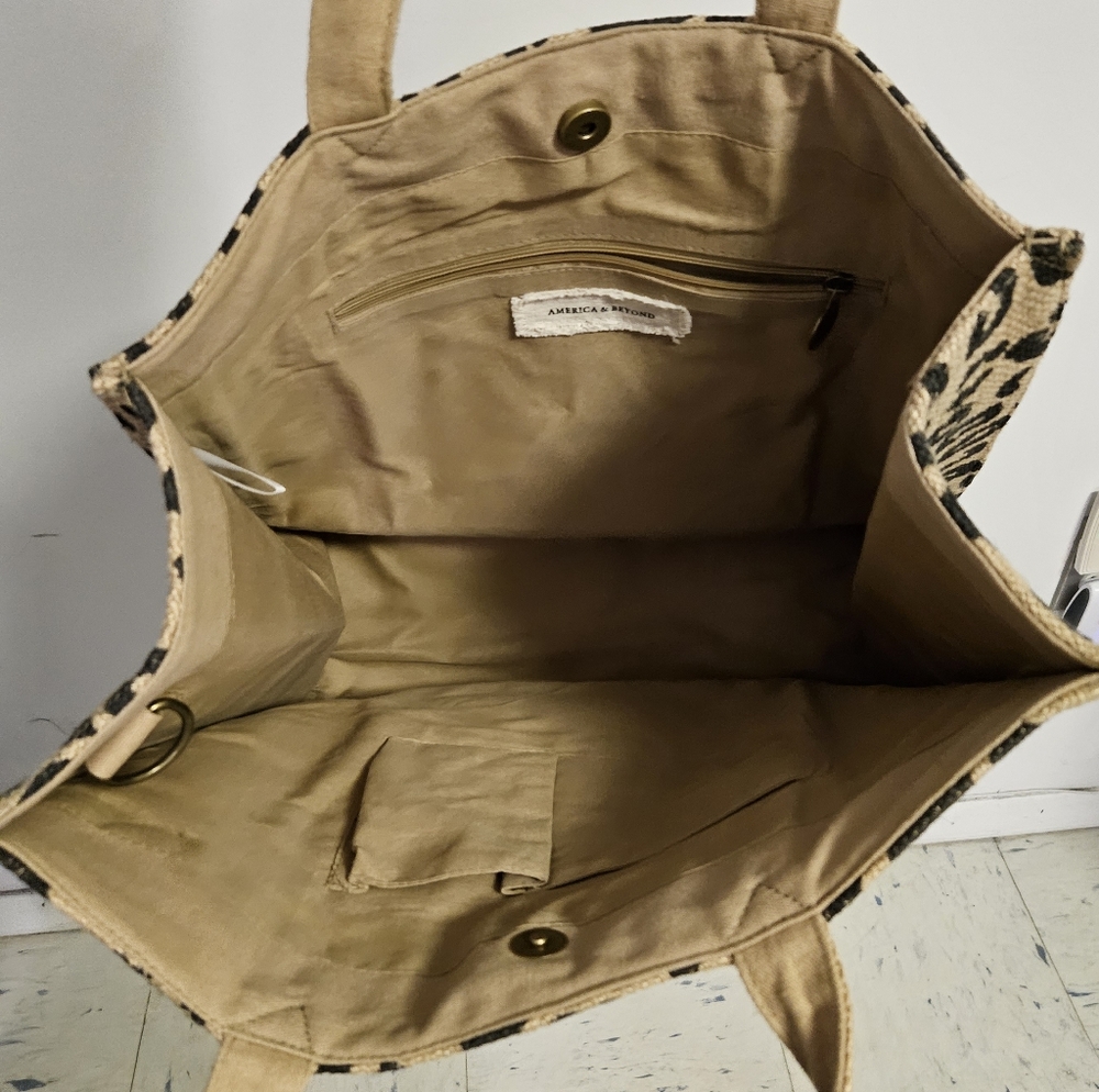 Leopard Textured Tote - Picture 3 of 3